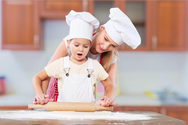 厨房里小女孩和妈妈一起制作