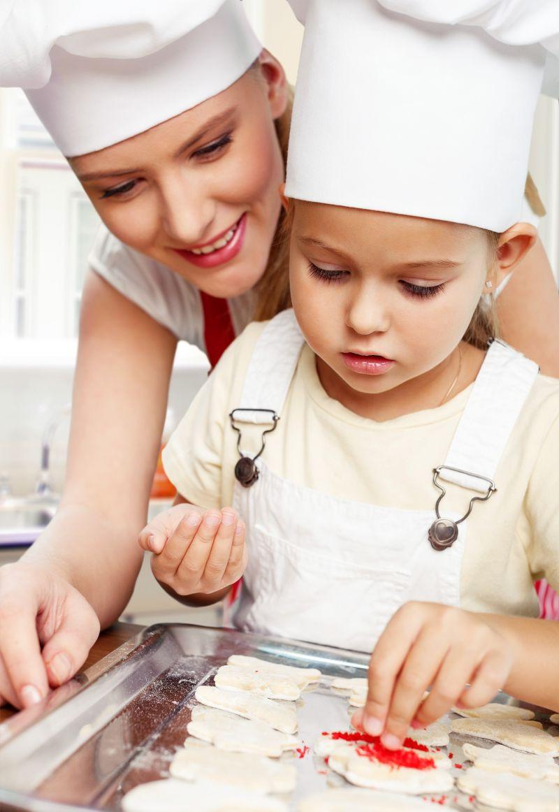 母亲和女儿准备奶油泡芙