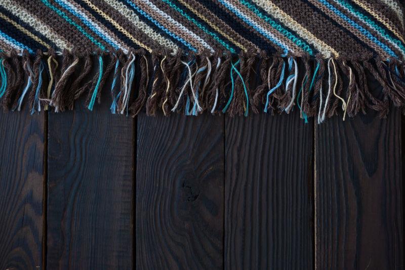 黑色的木制表面上针织物