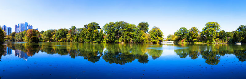 漂亮的蓝色湖面