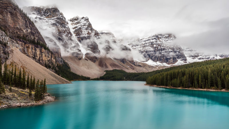 山峰与飘荡的白云