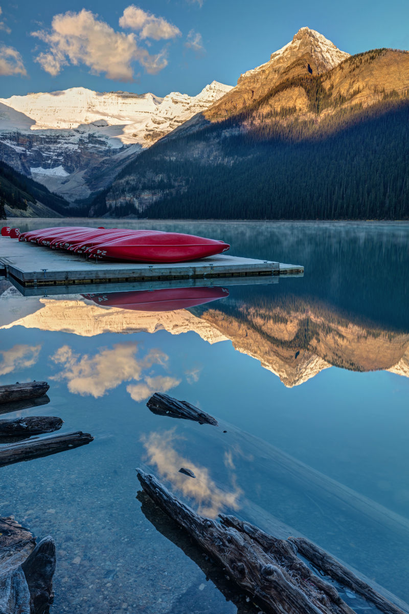 平静的湖水风光