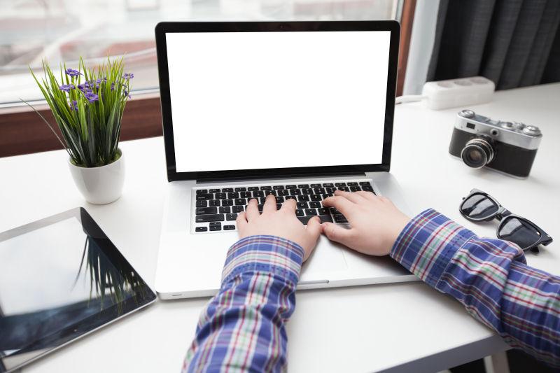 桌上的笔记本电脑和平板电脑照相机