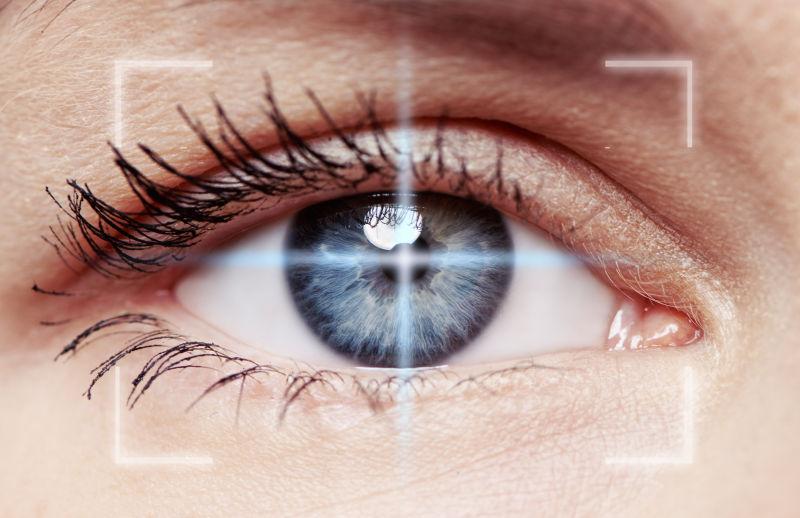 用激光照射人的蓝眼睛