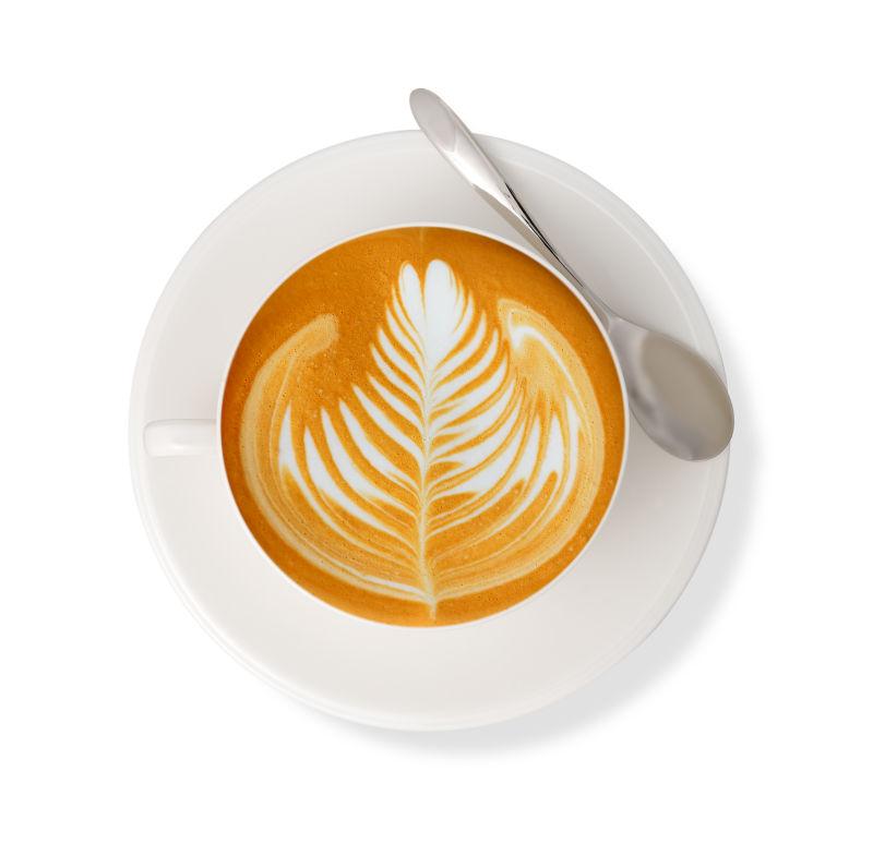 白色背景下艺术拿铁咖啡