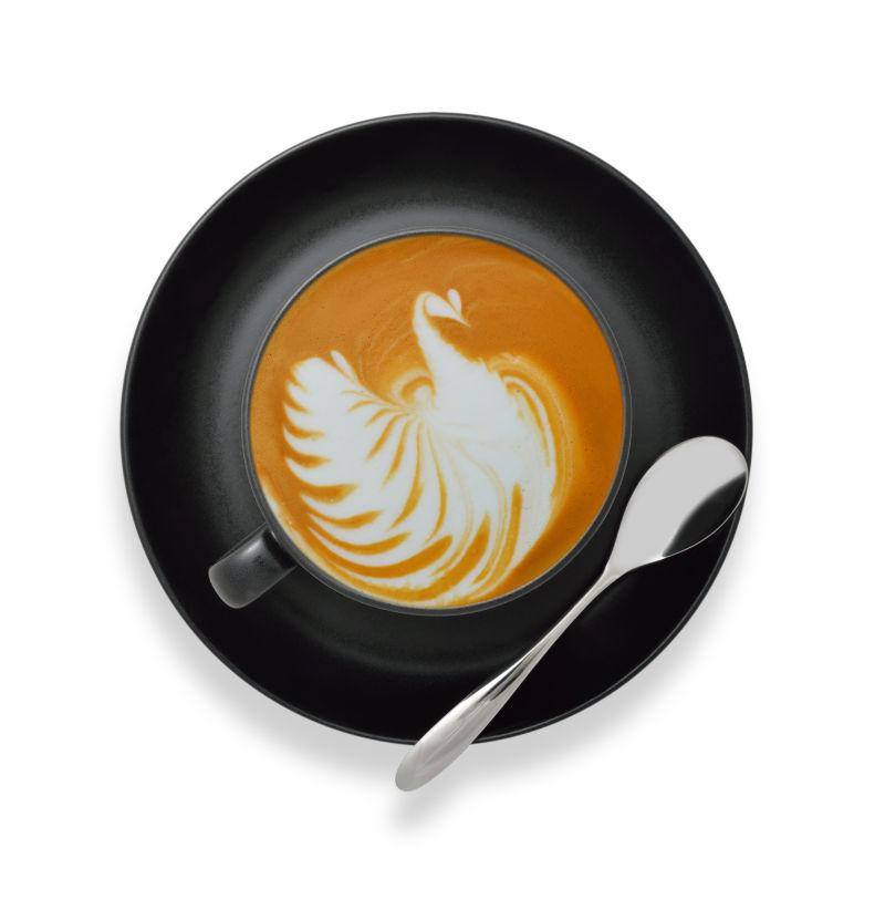 白色背景下的拿铁咖啡