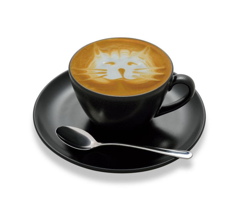 黑色杯子里的咖啡艺术