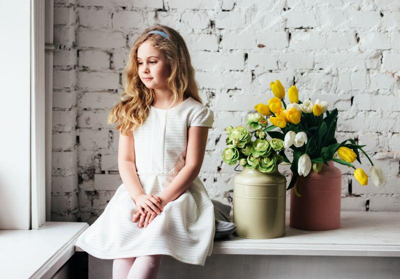 坐在窗边的一个小女孩