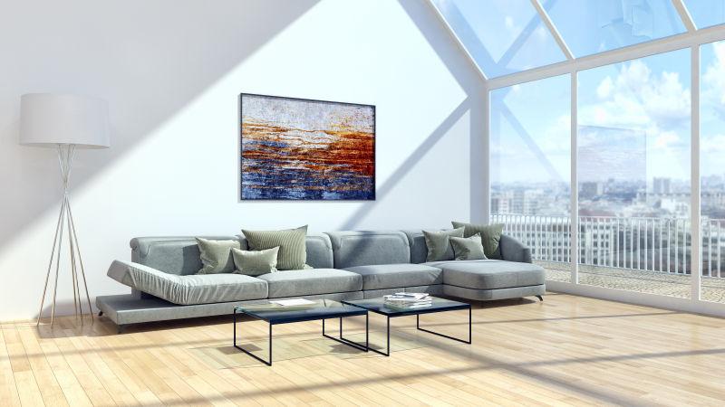 明亮的有落地窗和灰色沙发的现代客厅