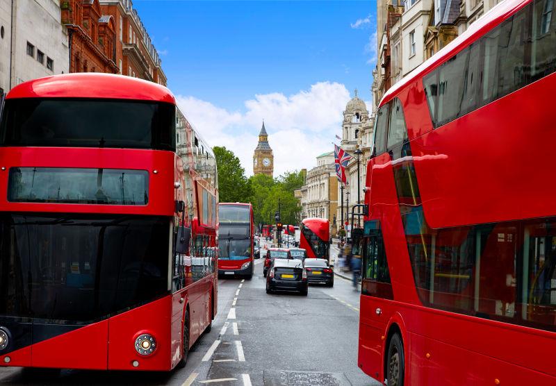 路中的红色巴士