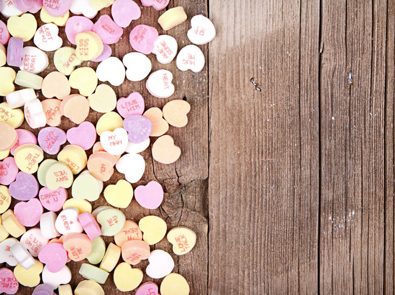 木板上可爱的心形糖果