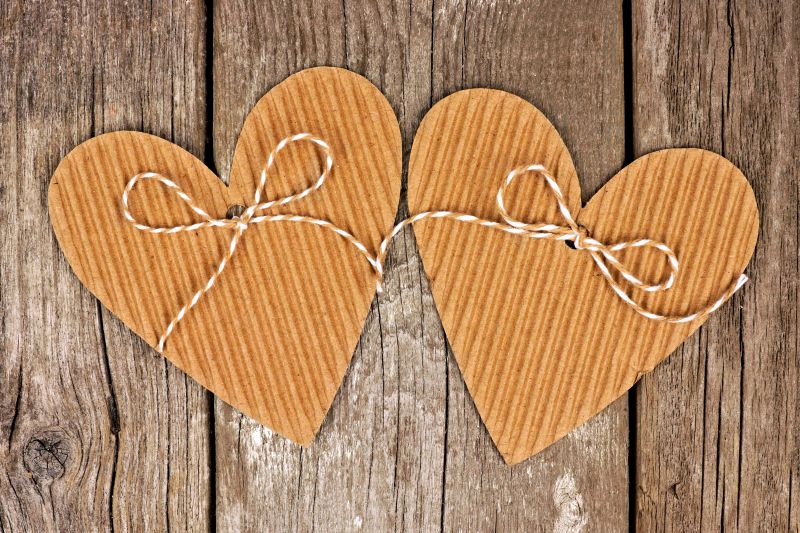 木制背景上的心形硬纸板礼品标签