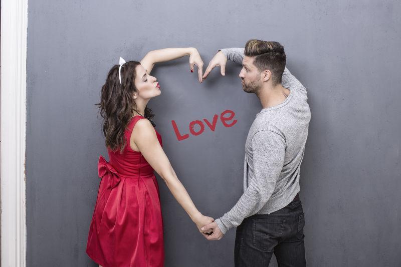 用手摆出心形的甜蜜情侣