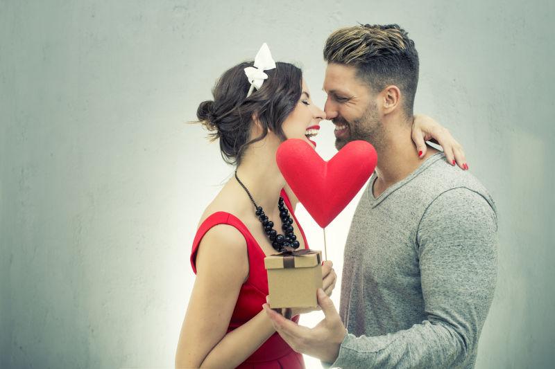 拿着礼物的甜蜜情侣