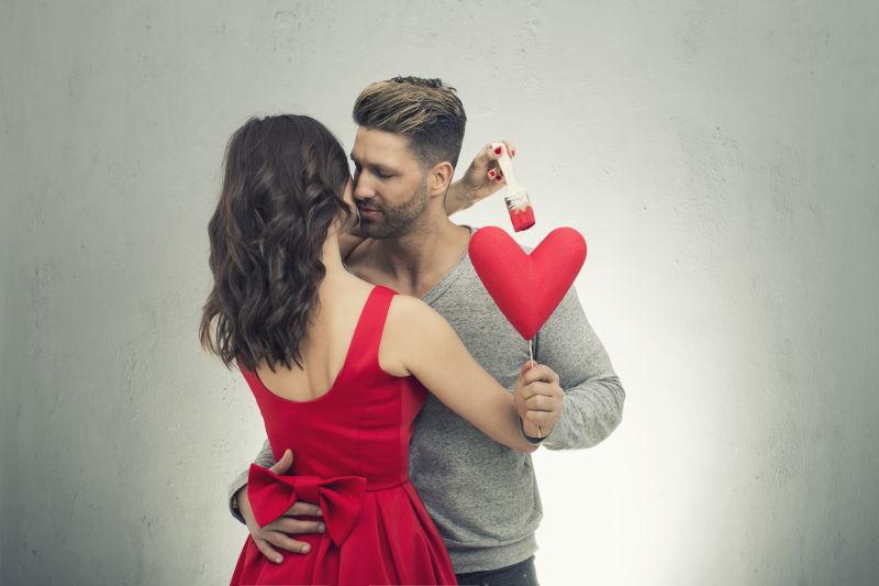 相互拥抱的甜蜜情侣