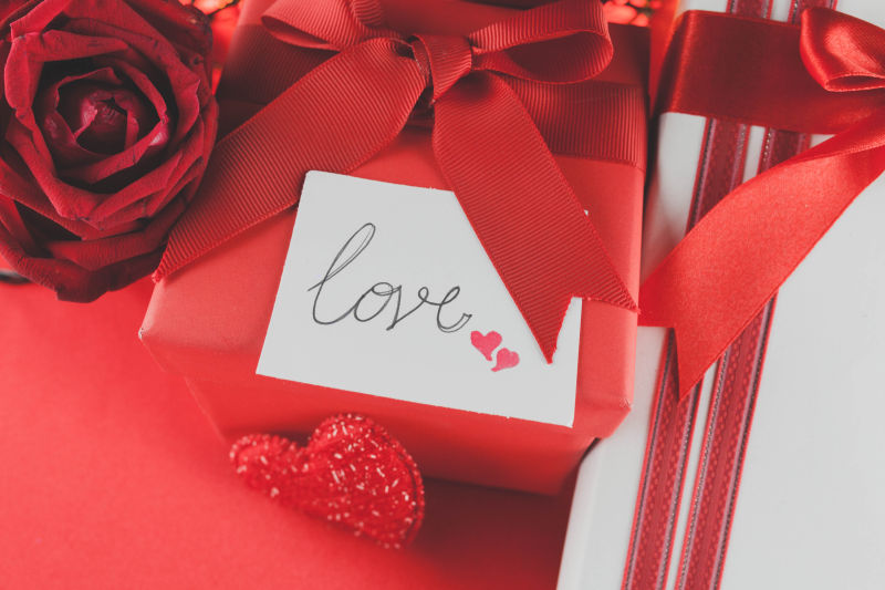 红色礼物盒上的白色卡片