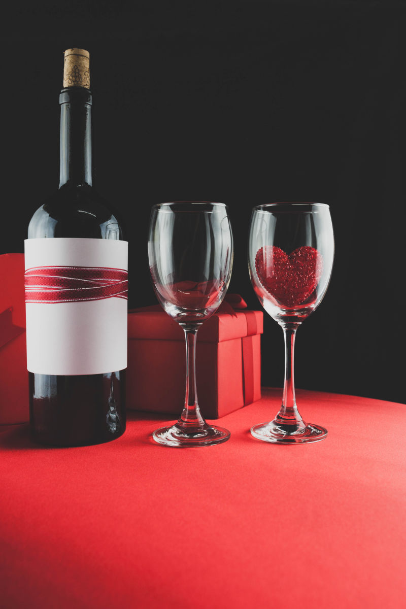 一瓶红酒与两个高脚杯