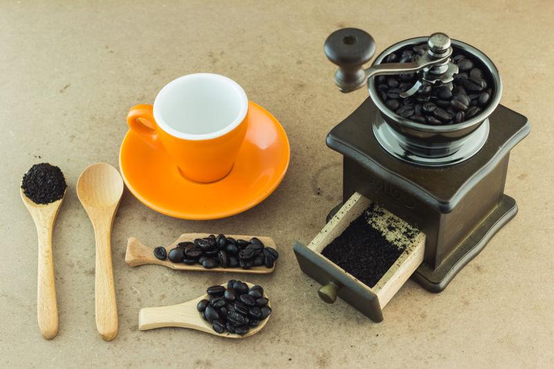 咖啡研磨机和旁边的咖啡杯