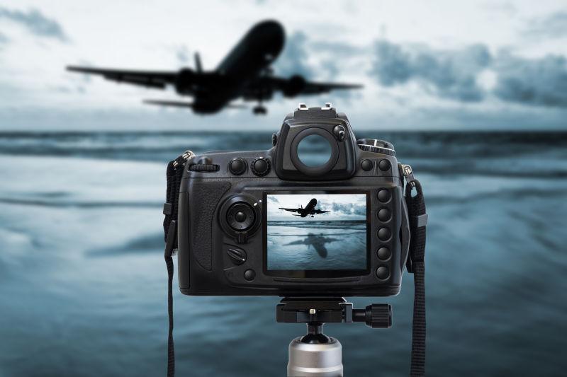 相机拍摄海洋日落和飞机