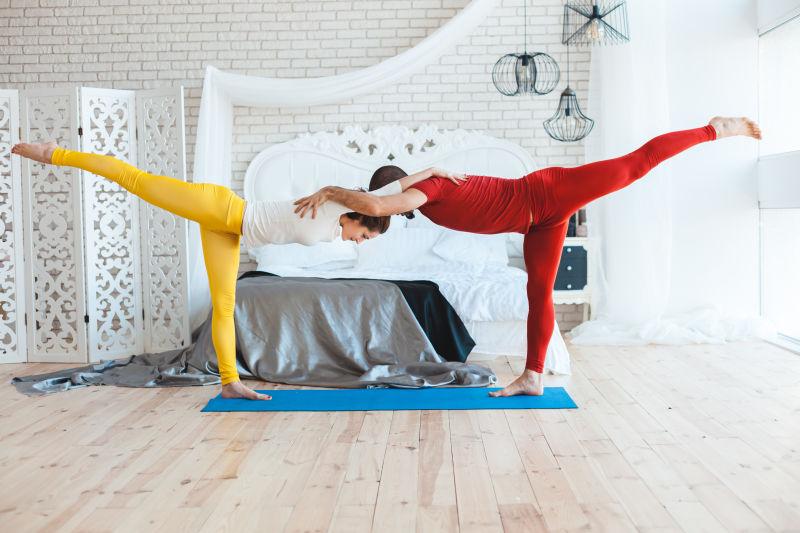 卧室里练习瑜伽的夫妇