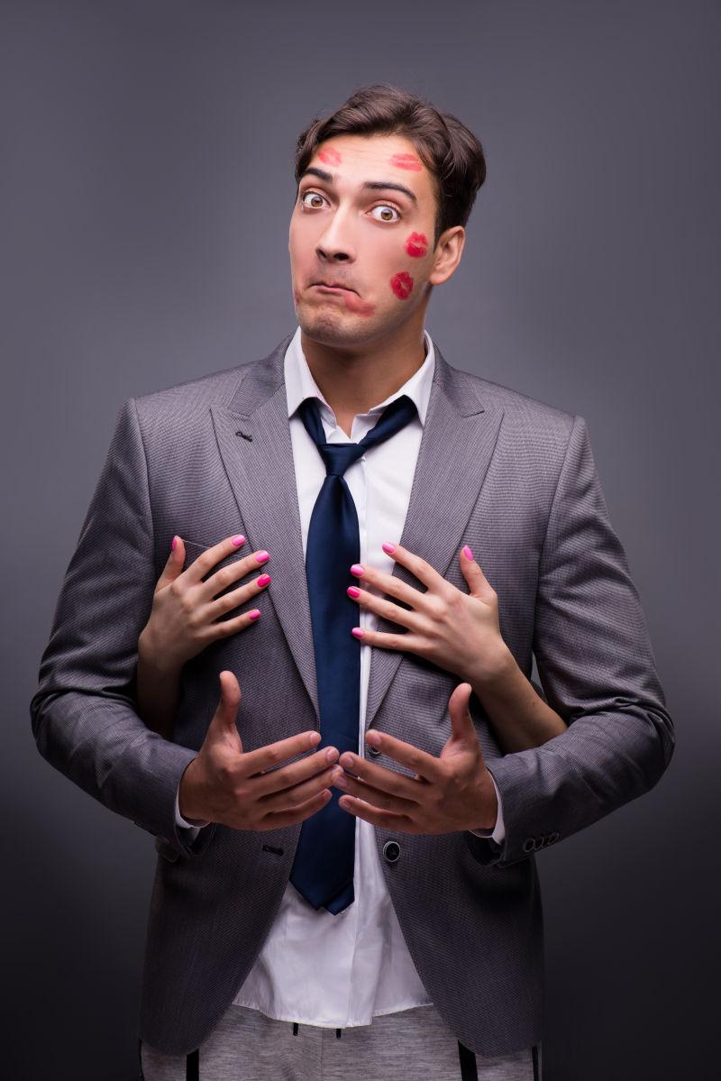 脸上有唇印的男人