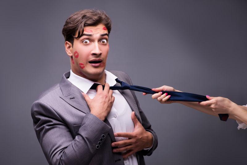 脸上有唇印的穿西装的滑稽男人