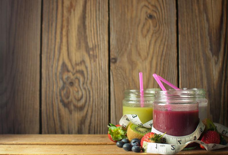 三种口味的新鲜的水果冰沙