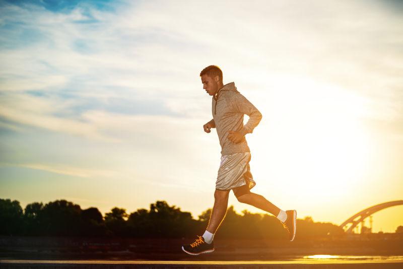 年轻的慢跑运动员在城市户外锻炼和锻炼