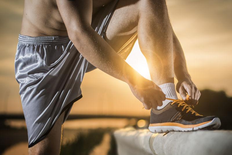 男人跑鞋的特写镜头