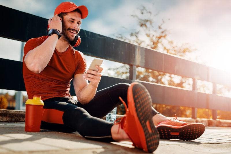 年轻男子慢跑运动员在城市户外锻炼和锻炼