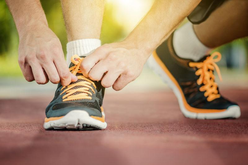 男士正在系慢跑鞋