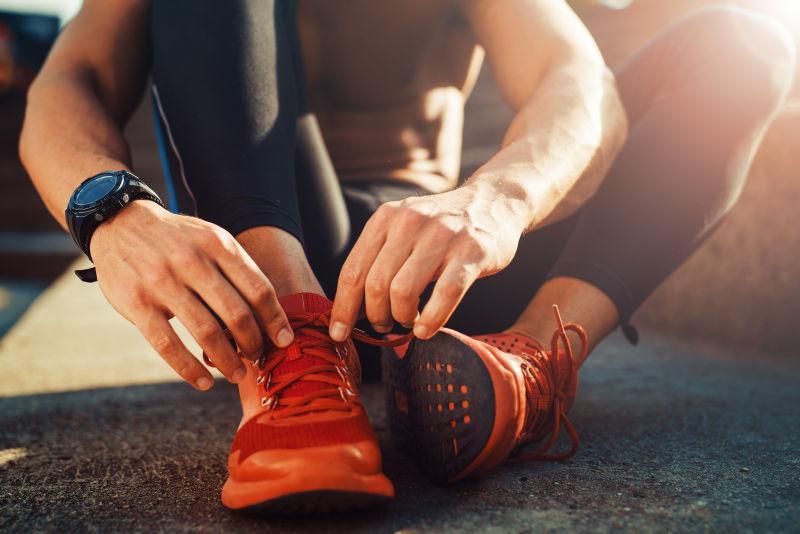 慢跑前慢跑者系鞋带