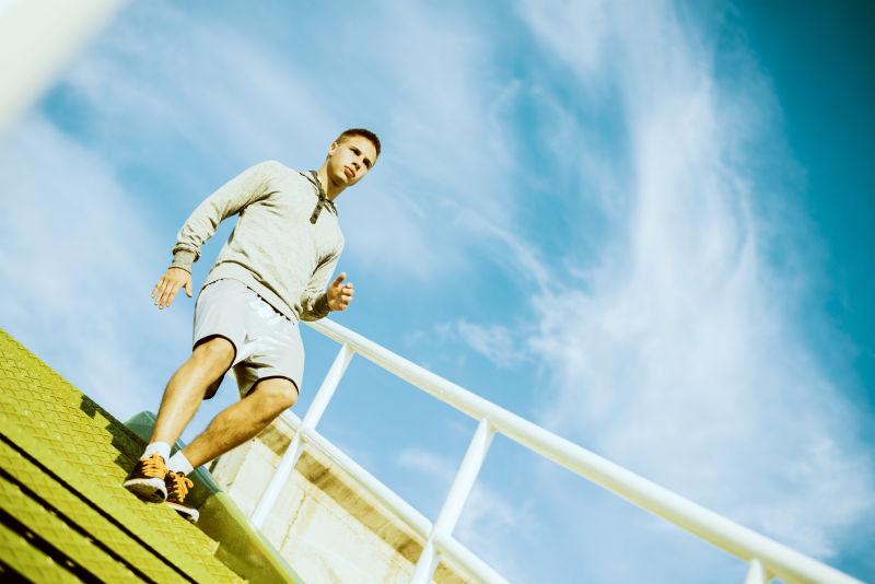 男人在楼梯上跑