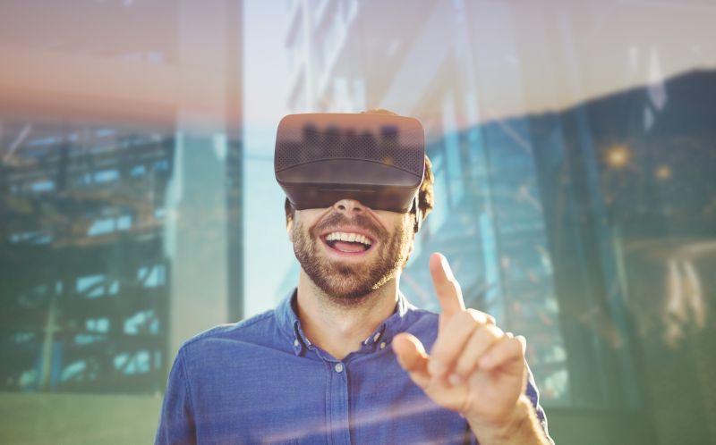 快乐的男子带着VR眼镜