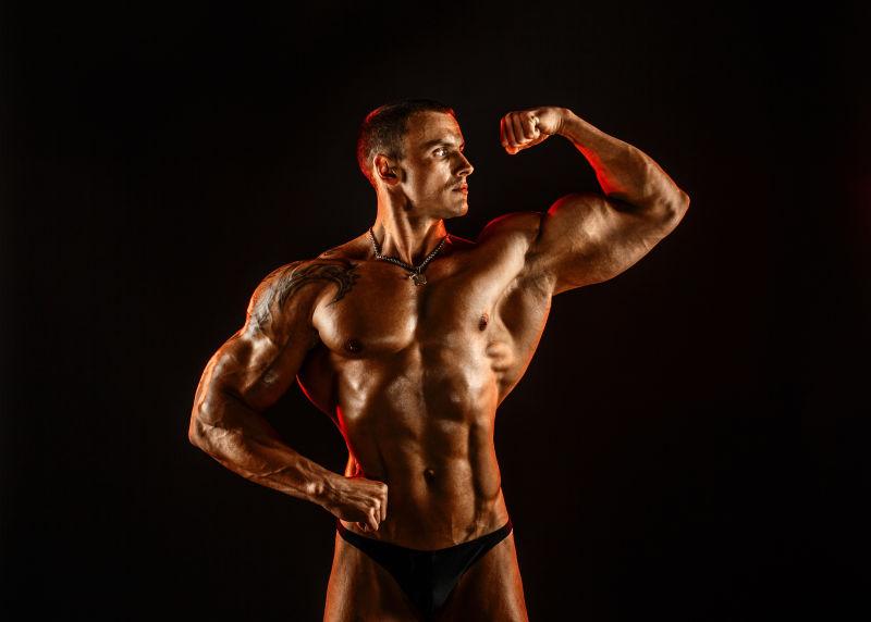 举起手臂的无躯干男子在孤立的背景下