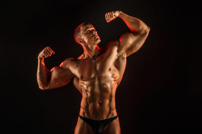 没有肌肉的无躯干男子举起手臂