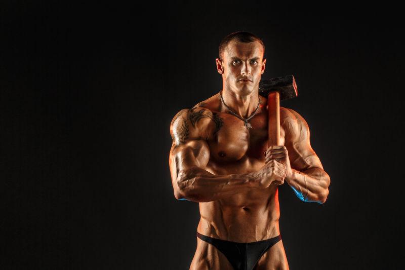 用大锤绘制严重肌肉裸露者的肖像