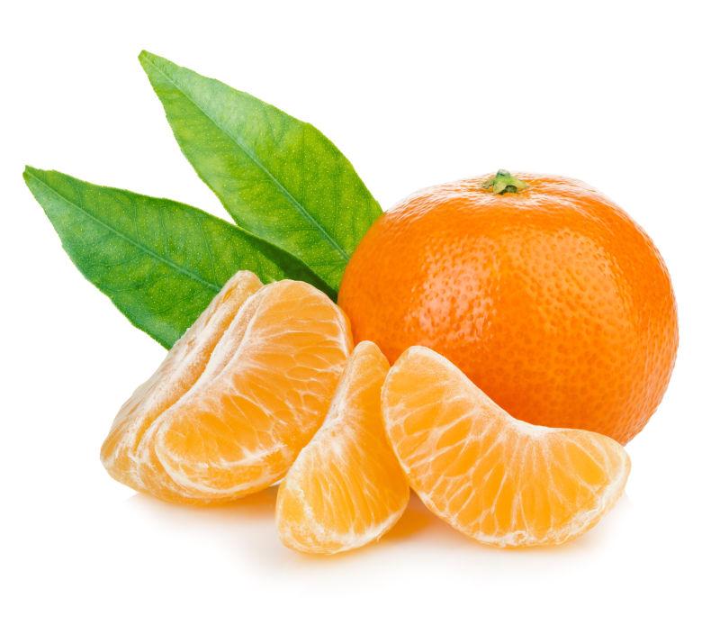 成熟的柑橘和树叶在白色背景下贴近