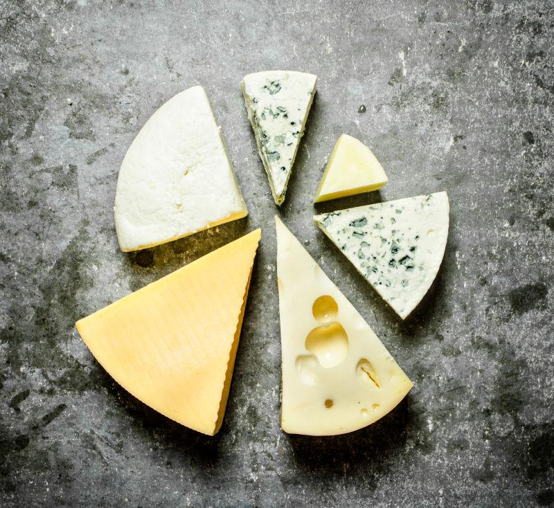 石桌上各式各样的奶酪