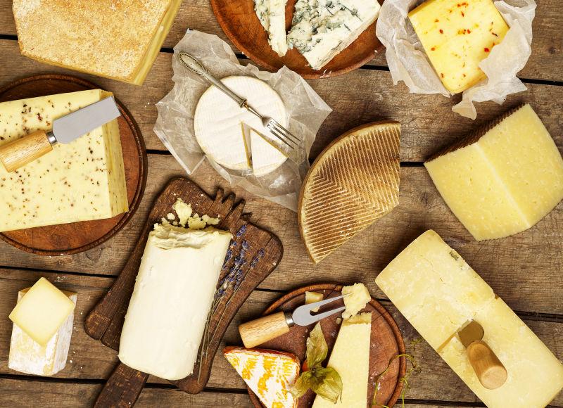 木桌上的各种品种奶酪