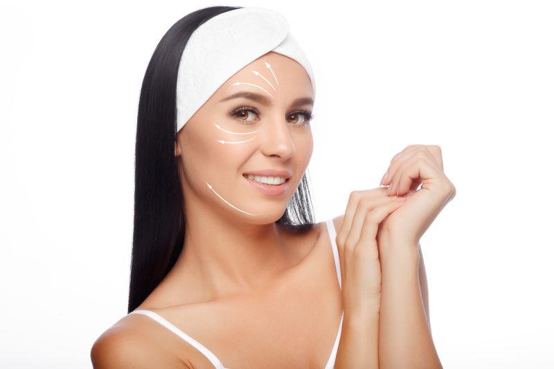 白色背景上脸部画有箭头的黑发美女