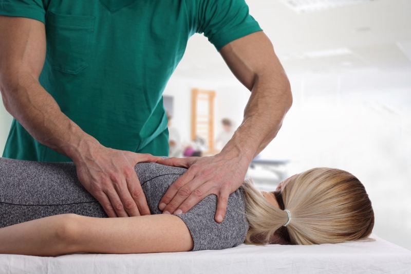 男性按摩师为女性按摩矫正脊椎骨病