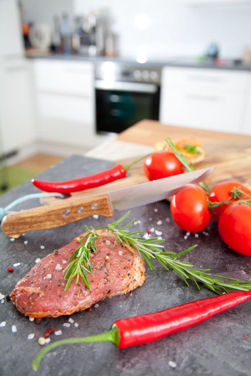 厨房背景中生牛肉和烹饪食材