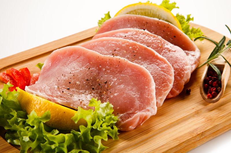 切菜板和蔬菜上生猪排