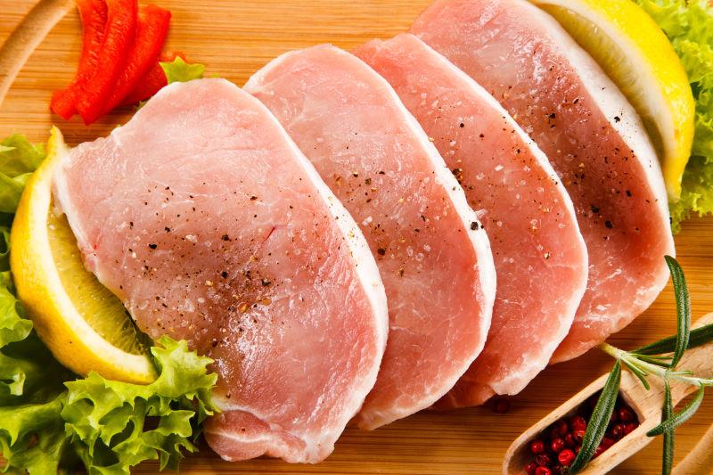 切菜板和蔬菜上的生猪排