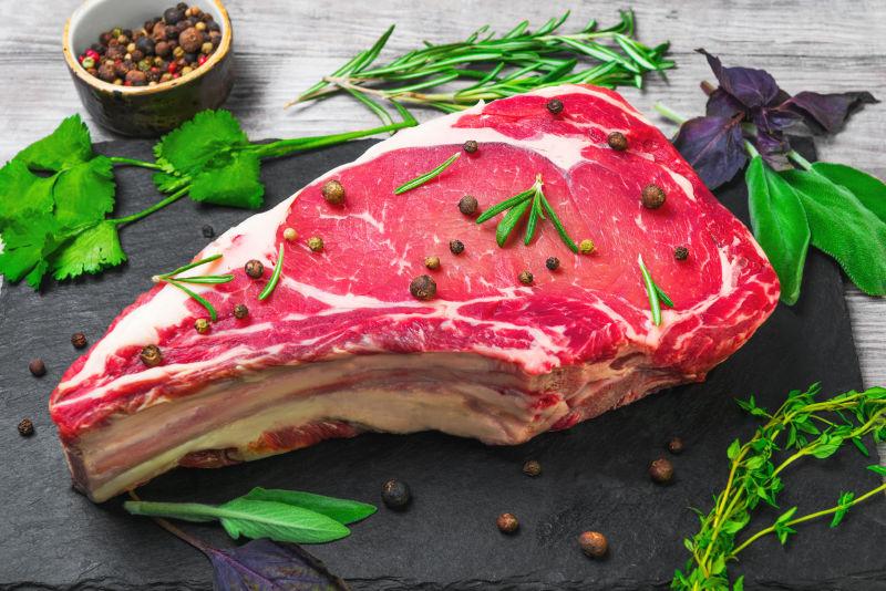 黑牛肉板上的生鲜牛肋骨肉眼牛排