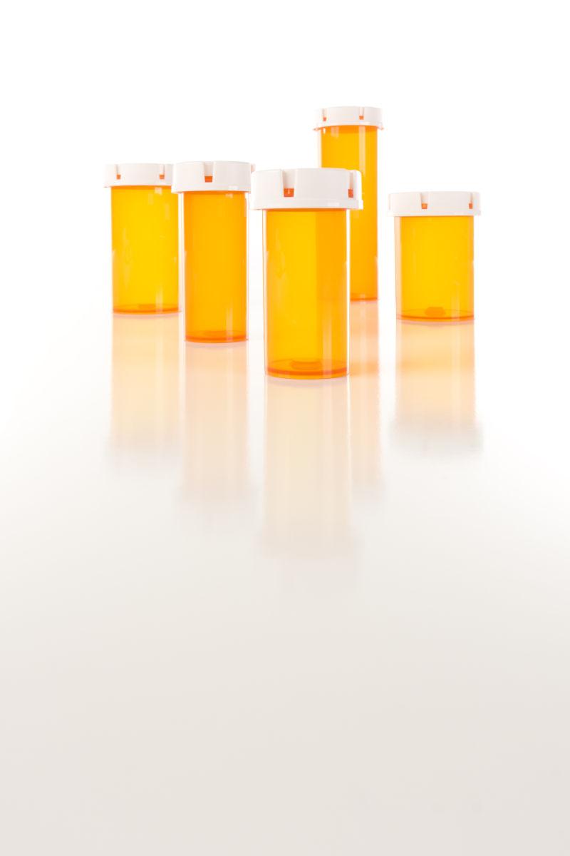 白色背景上的褐色的空药瓶