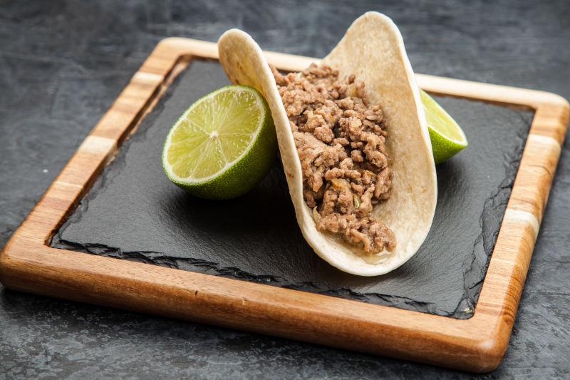 墨西哥玉米肉饼配柠檬