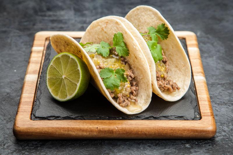 墨西哥玉米饼配牛肉和香菜