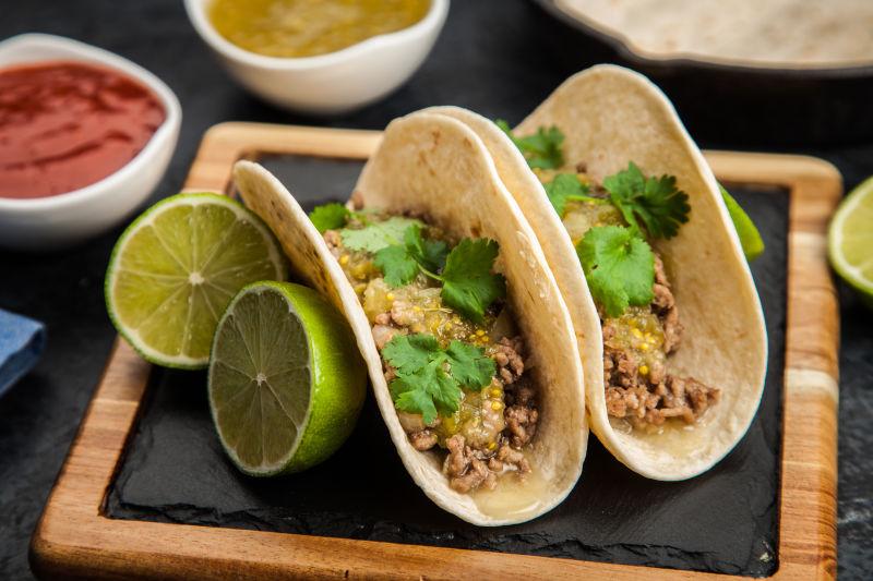 墨西哥玉米饼配牛肉和绿色沙拉